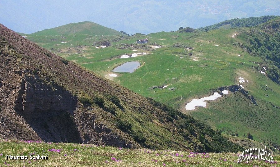 25 I piani d'Alben col Rifugio Gherardi.JPG